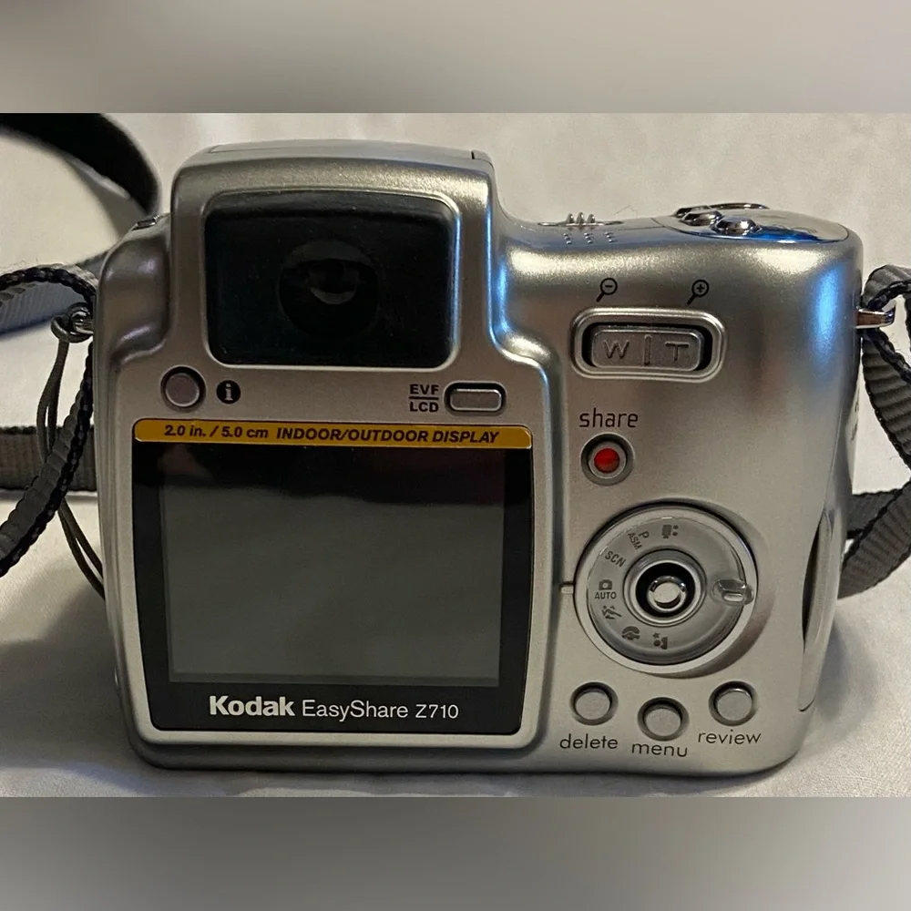 Kodak EasyShare Z710 7.1MP Digital Camera Silver W/ SD Card. Tested - Works